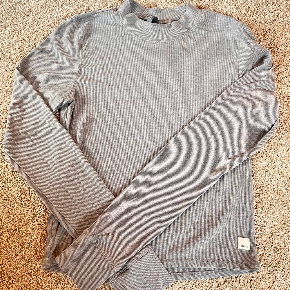 Vuori Women's Gray Long Sleeve Tee - Medium